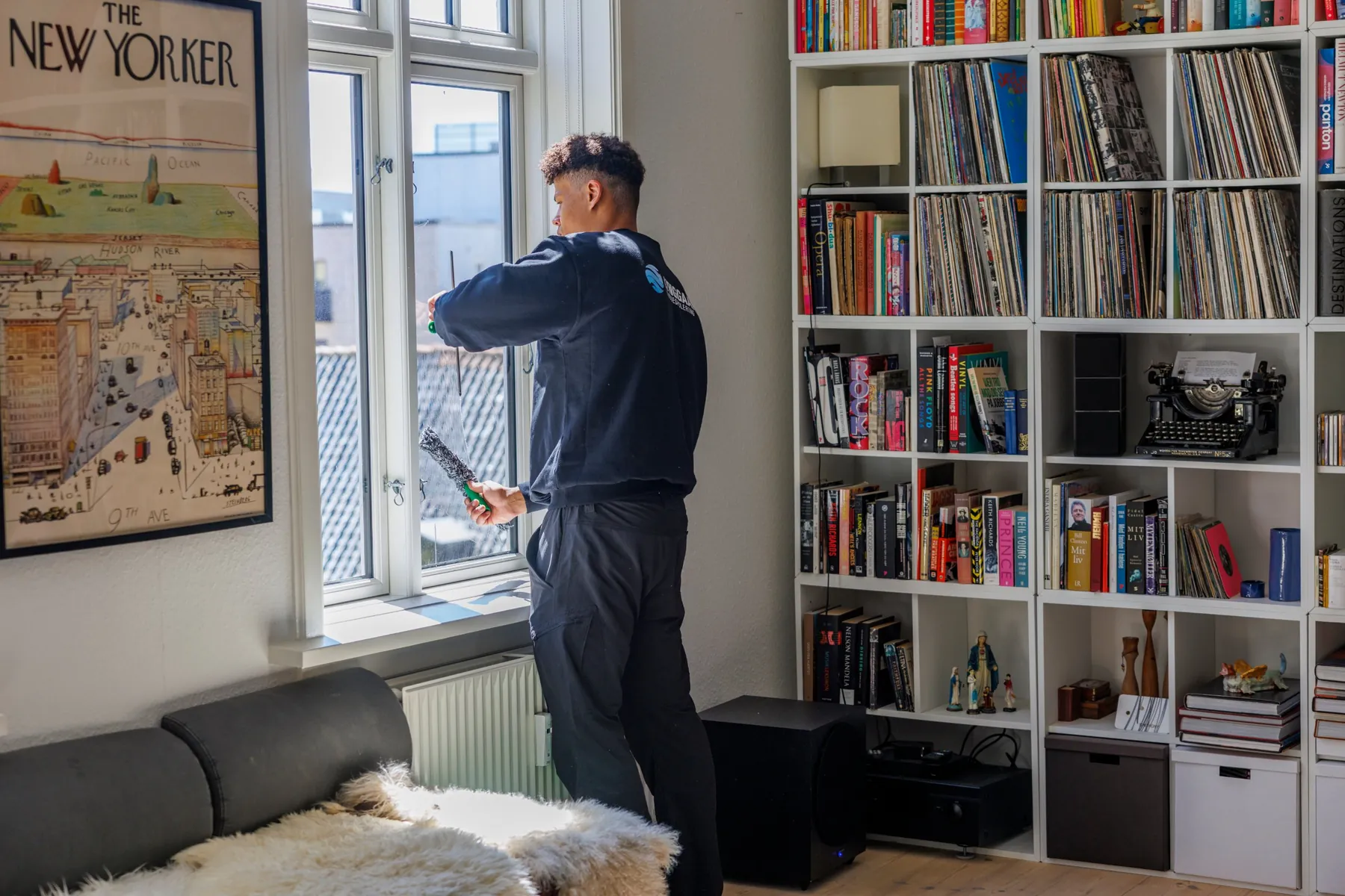 Lyse, rene vinduer i en stue med reol